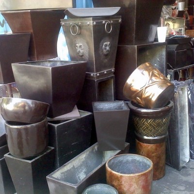 macetas de fibra de vidrio y barro