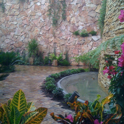 Muro llorón y jardín