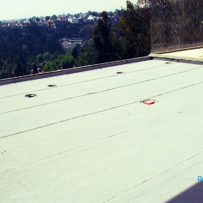 Sistema prefabricado acabo gravilla color blanco fresco.