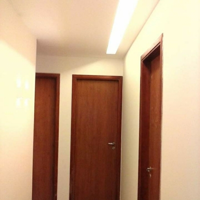 Pintura pared  y barniz en puertas.