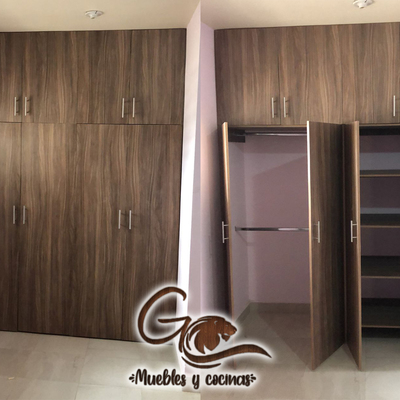 Clóset de puertas abatibles (1/4)
