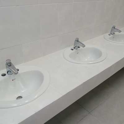instalación de lavabos y muebles sanitarios en baños de escuela