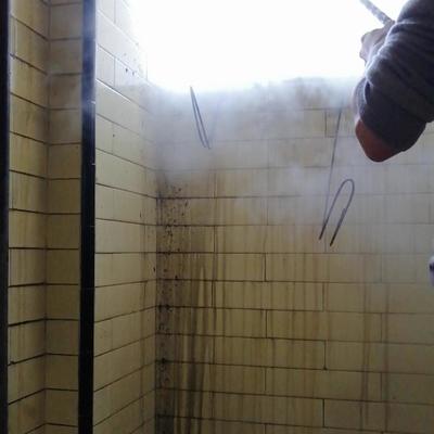 Limpieza de paredes con vapor