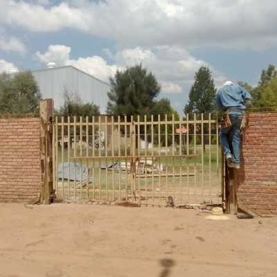 barda  con portón básico