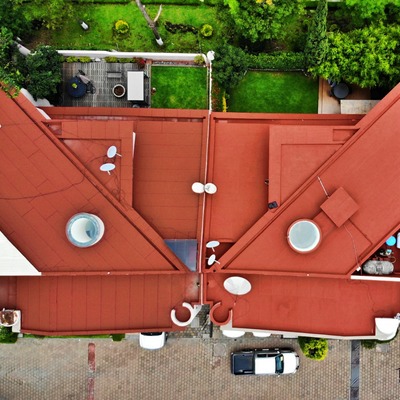 Acrílico y prefabricado.