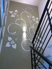 DISEÑO EN AEROGRAFIA EN  MURO DOBLE ALTURA EN ESCALERAS