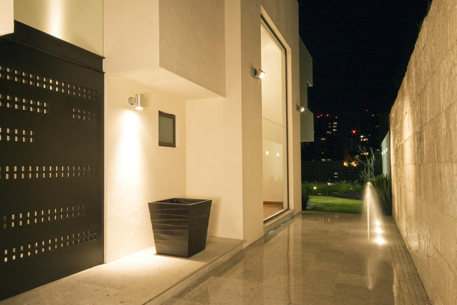 Acceso principal y fuente