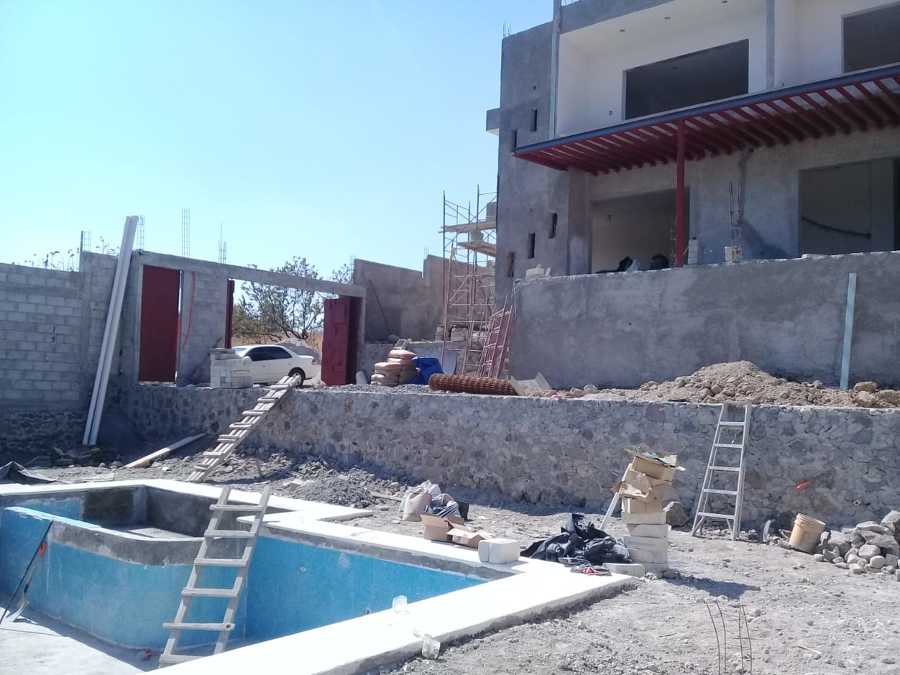 Alberca y Fachada Principal