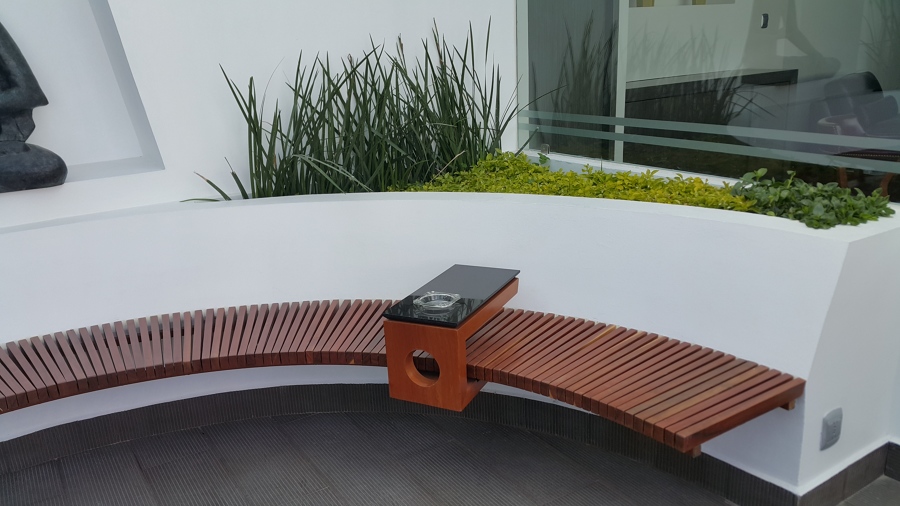 Banca de asiento circular en la terraza