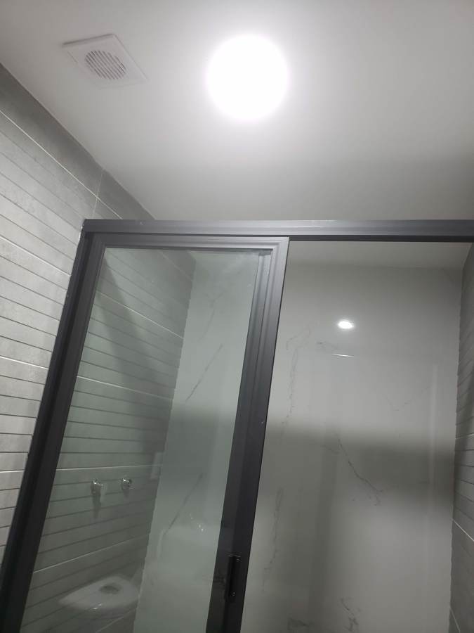 Baño, instalacion de extractor y accesorios