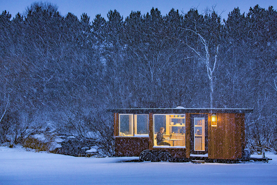 Casa prefabricada de madera en la nieve