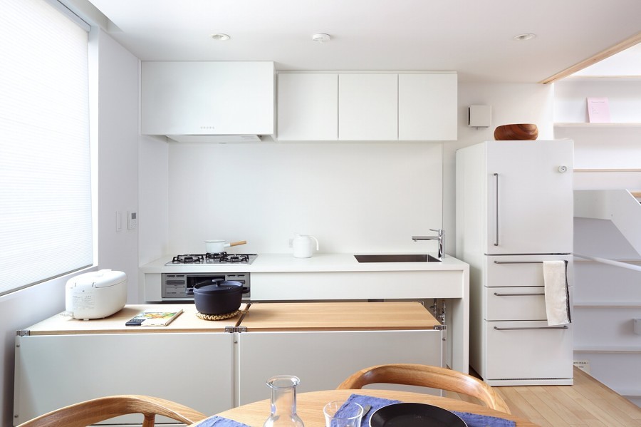 Cocina con barra de madera