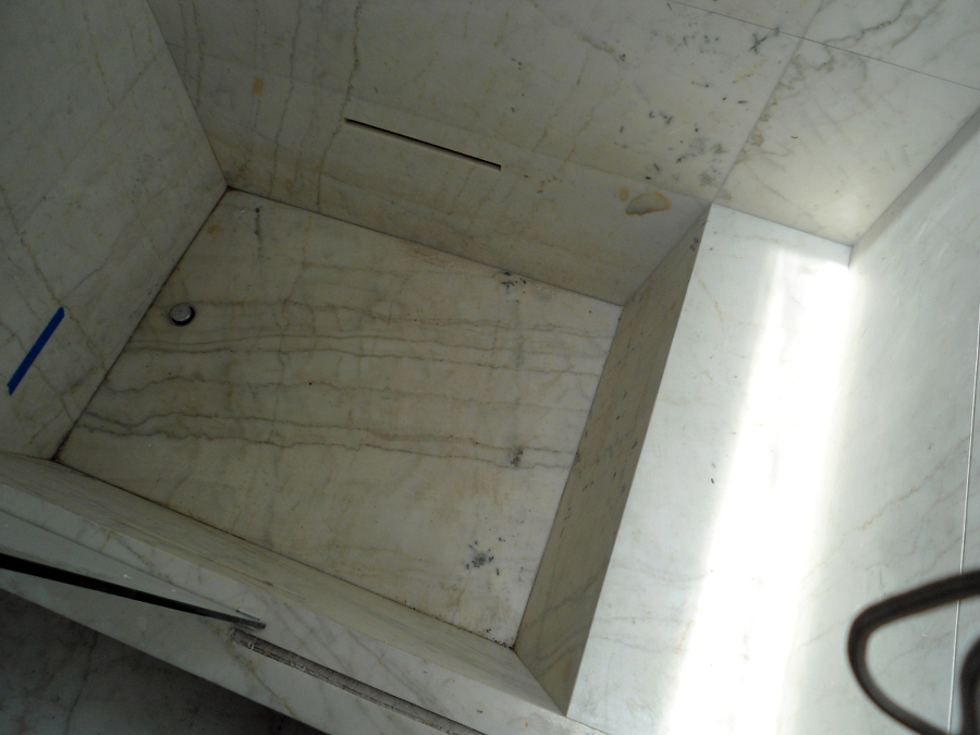 Colocación de marmol en Lambrines.