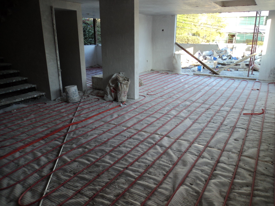 Colocación de sistema de calefacción hidráulica en estancia 