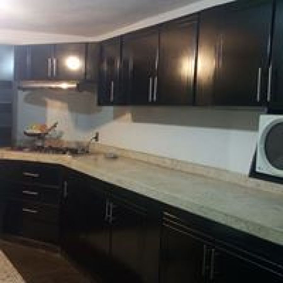 cosina en color chocolate y cubierta de granito