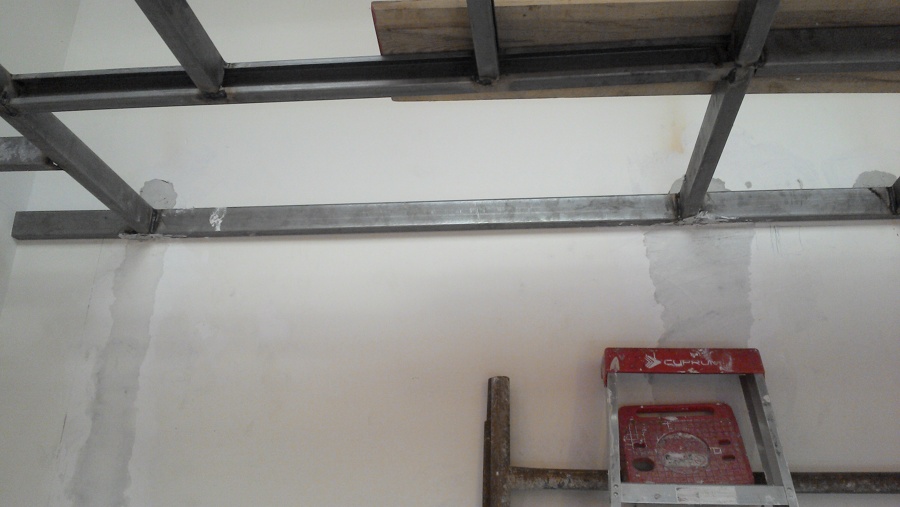 Cubo de escalera en estructura de tapanco.