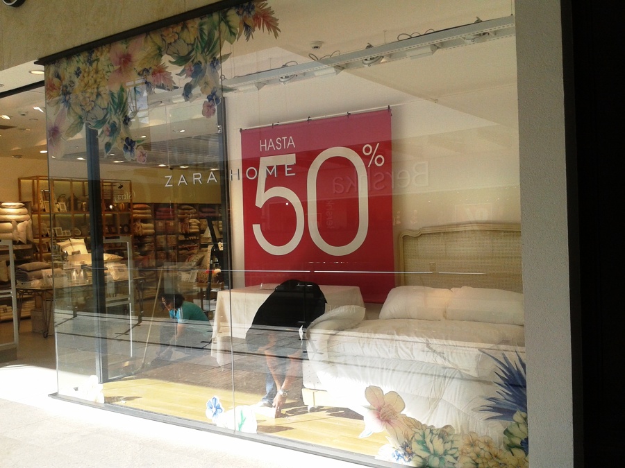 Instalando en el escaparate de Zara Home.