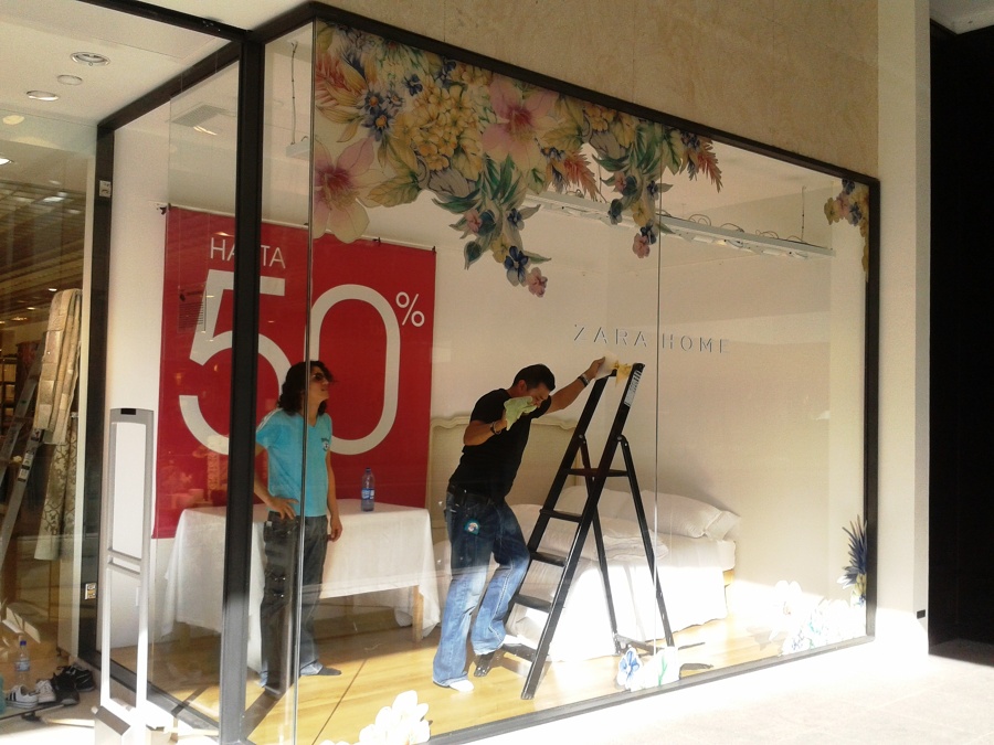 Instalando en el escaparate de Zara Home.