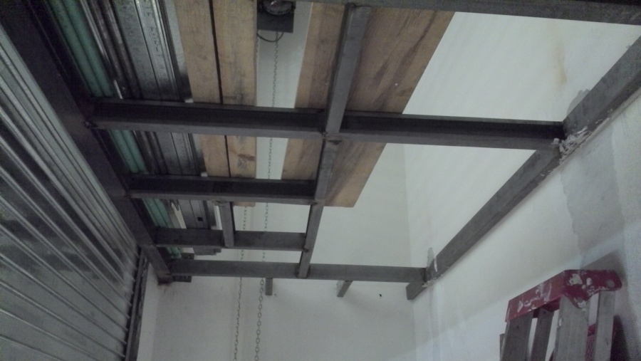 Interior debajo de estructura de tapanco.