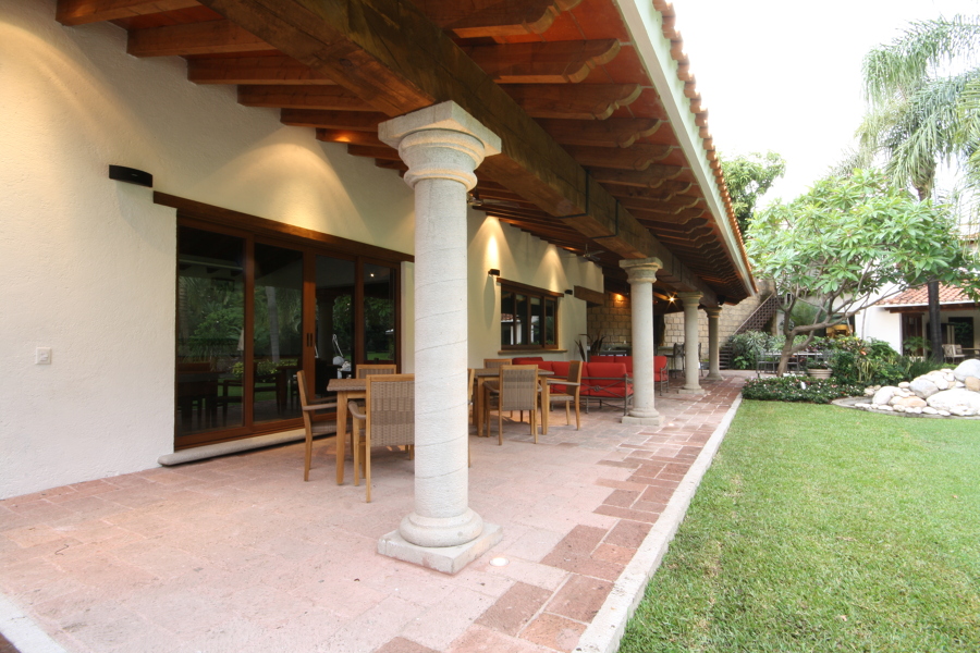 La terraza y jardín en vista de día