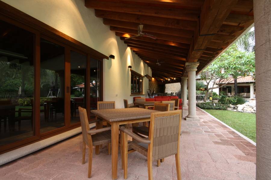 Mesas de juego y sala en la terraza