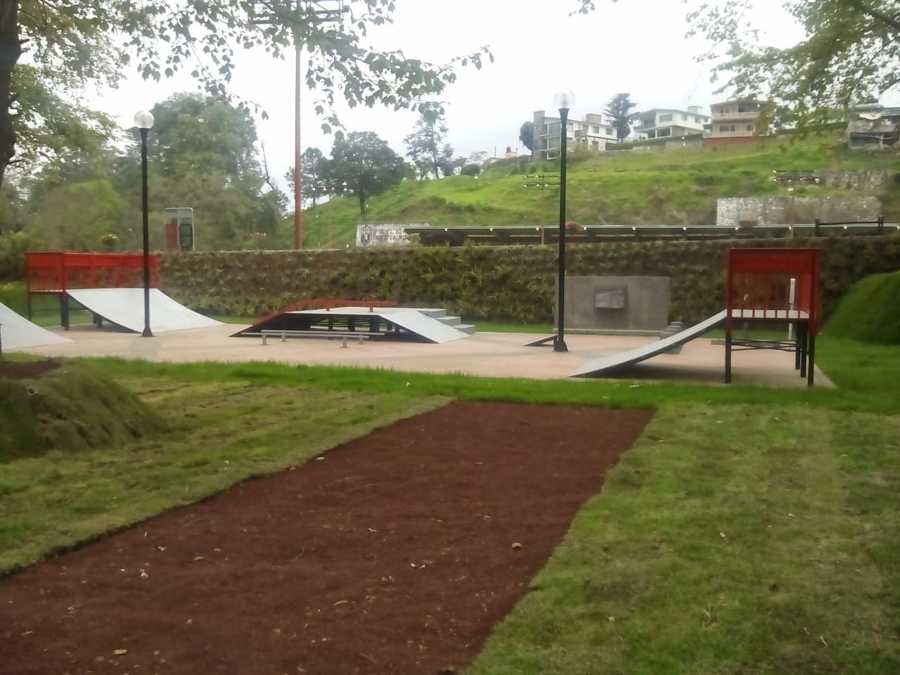Parque con pistas de patinaje.