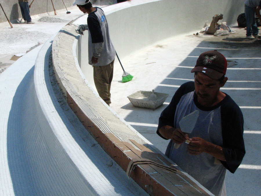 PEGADO DE AZULEJO CON MORTERO EPOXICO ESPECIAL PARA PISCINAS