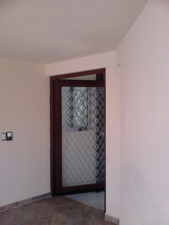 Puerta aluminio color madera con vitral 