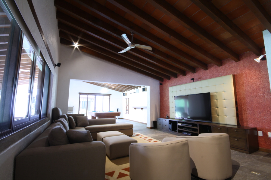 Salón de juegos, billar y televisión