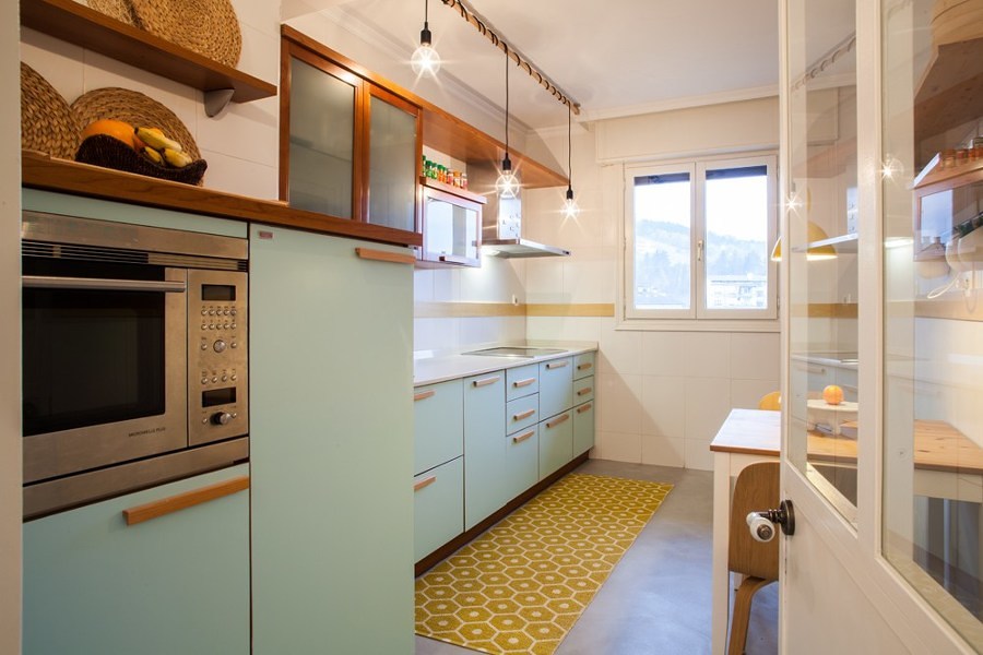 Cocina con piso de microcemento