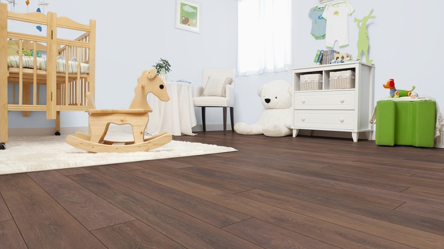 Piso laminado en recámara infantil