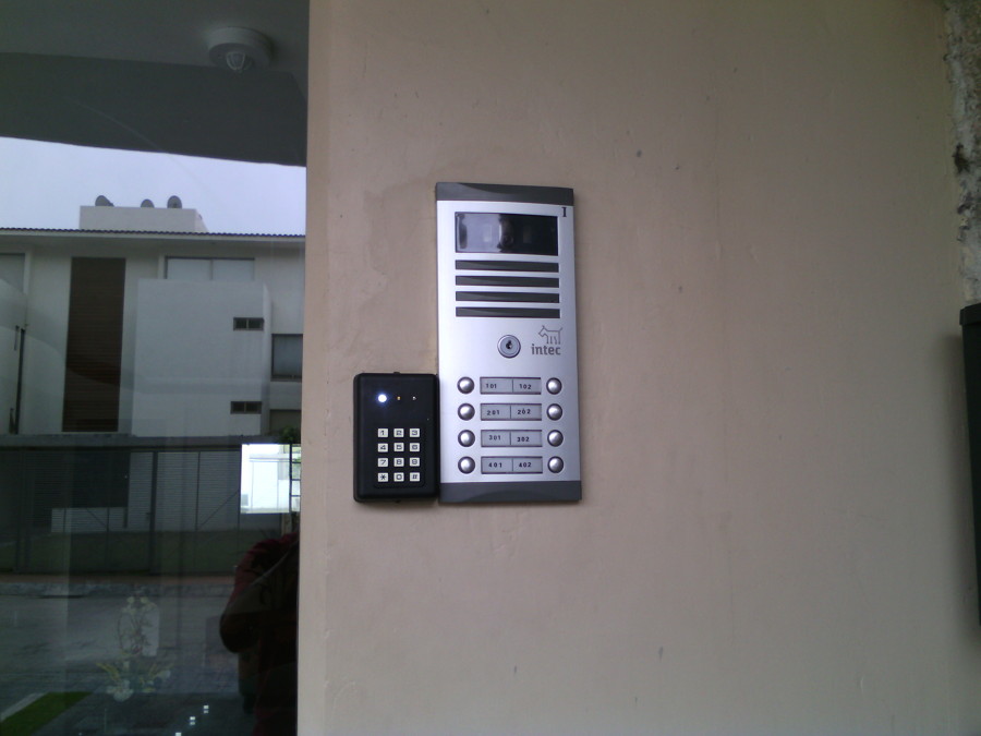 Telecamara a color y teclado digital