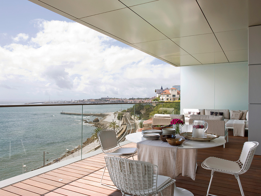 Terraza con piso de azulejos de resina