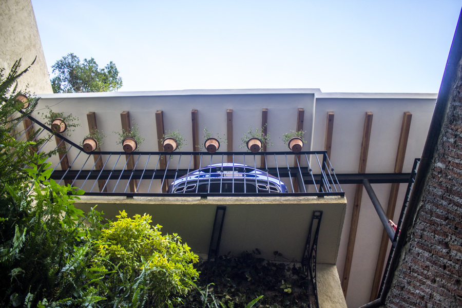 Vista a la cochera desde el patio delantero