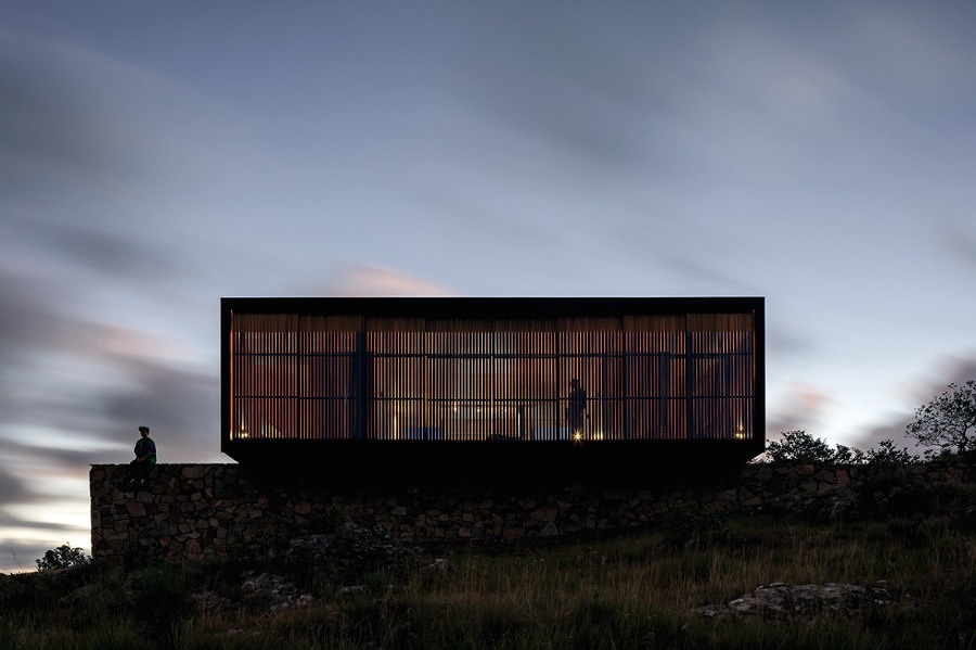 Fachada casa prefabricada con lamas de madera