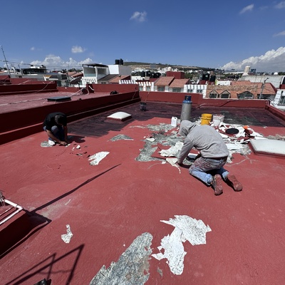 Aplicación de impermeabilizante de base asfáltica y aislante térmico en casa de Paseo de las Reynas V, Mineral de la Reforma, Hidalgo