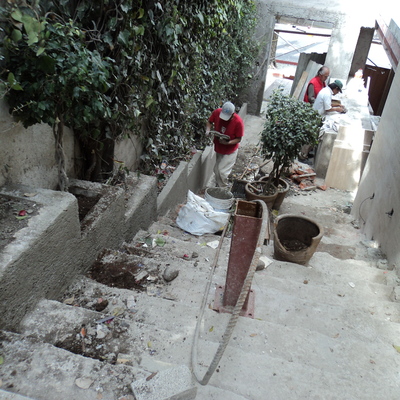 Acondicionado de jardineras en acceso principal