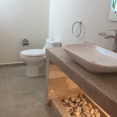 baño de visitas con piedra de onix