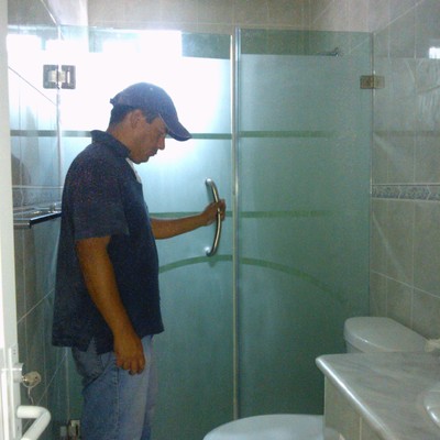 proveer e instalar en un hotel canceles de cristal templado abatibles  y corredizos