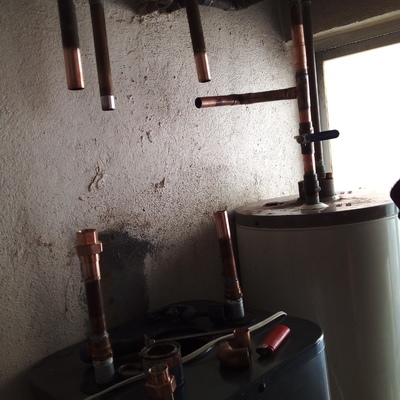 Suministro de agua caliente con equipos en paralelo