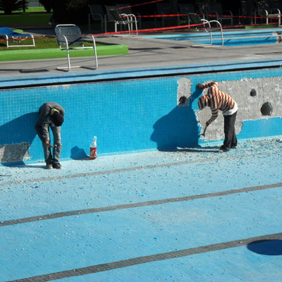 Detalle De Retiro De Azulejo A Mano