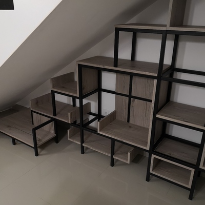 Utilizando los huecos debajo de la escalera