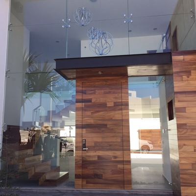 fachada principal de vidrio