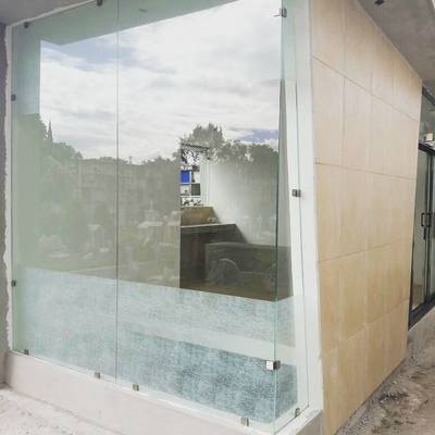 Fachada de cristal templado.