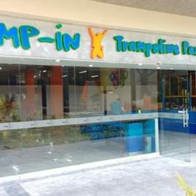 Colocación de fachada de vidrio templado y canceleria de aluminio para Jump-in