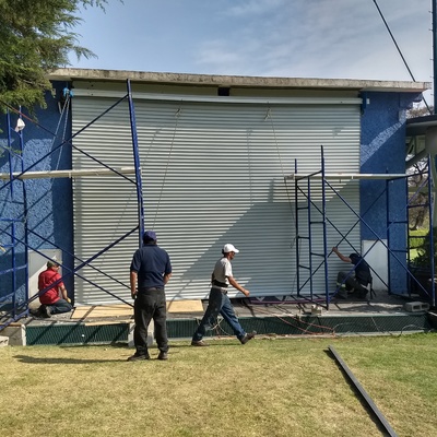 Instalación de cortina metalica