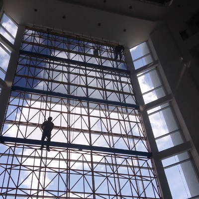 Sellado de ventanas, limpieza de estructura metálica y limpieza de ventanas