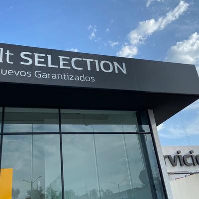 Trabajo de mantenimiento preventivo en agencia Renault Leon Gto