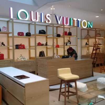 Palacio de Hierro Louis Vuitton Queretaro, colocación de vitrinas con lámpara UV