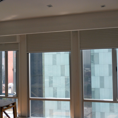 Persiana Europea Rolada Motorizada incluida en Sistema Inteligente 